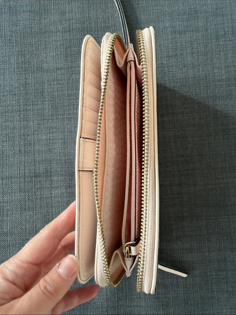kate spade Cream Pebbled Leather Zip Wristlet. NWOT